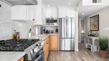 Coffee/tea maker, fridge, microwave, oven