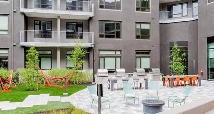 Blueground | East Industrial, pool & AC, nr park