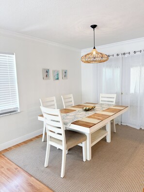 Dining - Beautiful 2 bedroom poolside beach house. Beaches and shopping mall 5 mins away. (Palm Beach Gardens)