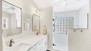 Dusche, Haartrockner, Handtücher
