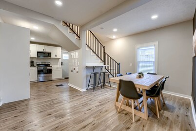 Dundee Delight 3Br2Ba sleeps 9, central Omaha, heart of historical neighborhood