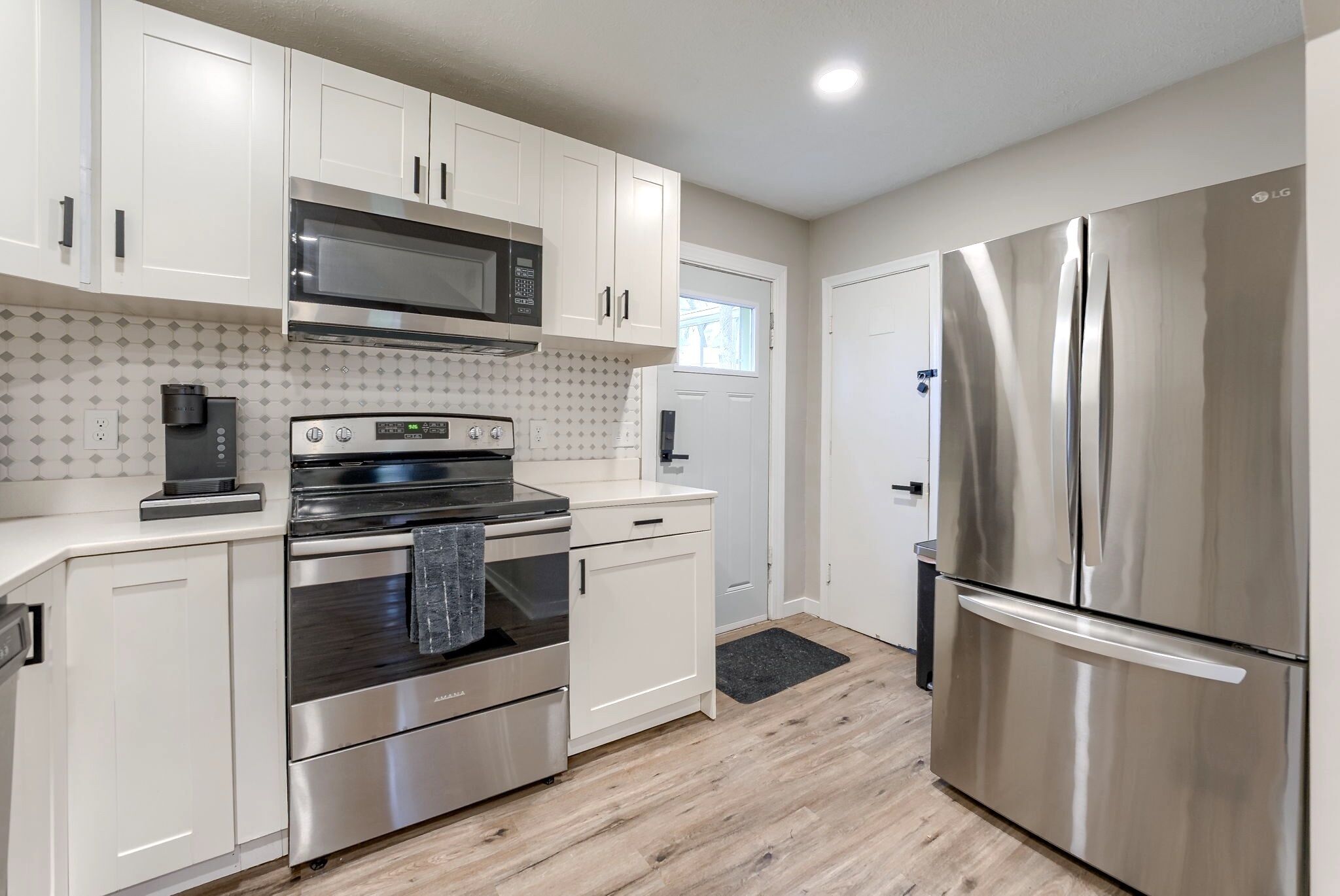 Jääkaappi, mikroaaltouuni, uuni, liesi