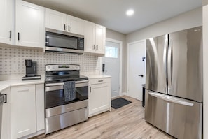 Kjøleskap, mikrobølgeovn, ovn og kokeplater