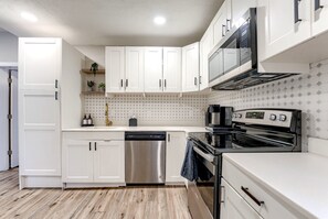 Fridge, microwave, oven, stovetop - Dundee Delight 3Br2Ba sleeps 9, central Omaha, heart of historical neighborhood (Omaha)