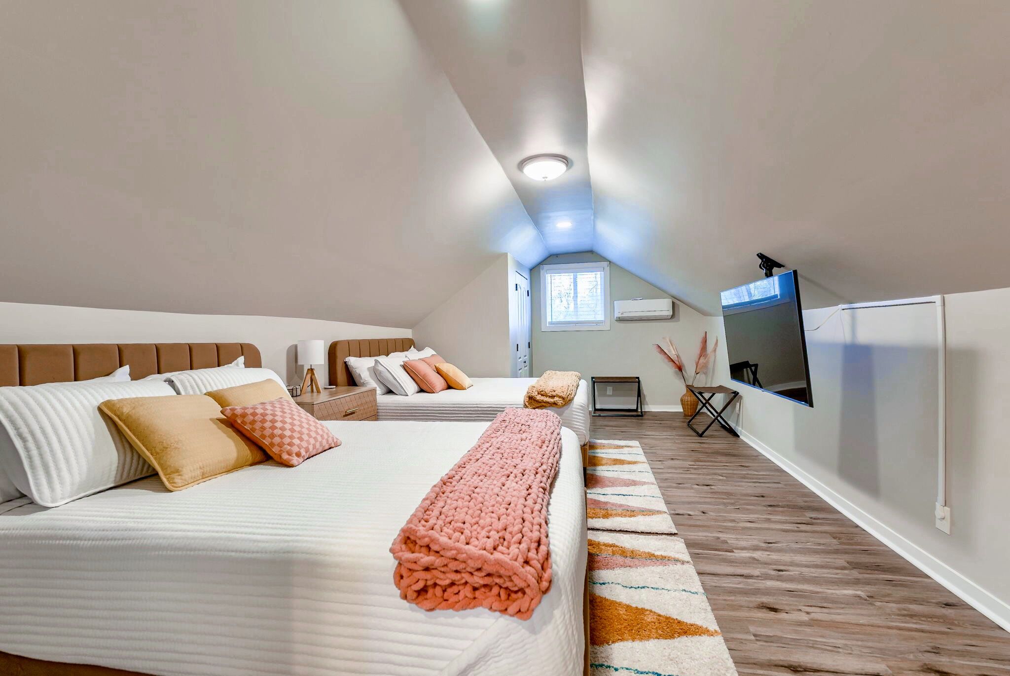 3 habitaciones, escritorio y tabla de planchar con plancha 