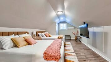 3 habitaciones, escritorio y tabla de planchar con plancha