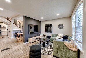 Smart TV - Dundee Delight 3Br2Ba sleeps 9, central Omaha, heart of historical neighborhood (Omaha)