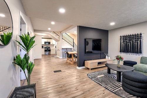 Dundee Delight 3Br2Ba sleeps 9, central Omaha, heart of historical neighborhood