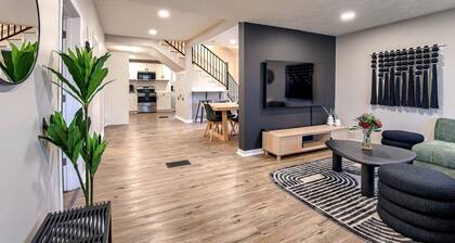 Dundee Delight 3Br2Ba sleeps 9, central Omaha, heart of historical neighborhood