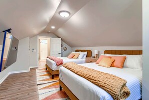 3 habitaciones, escritorio y tabla de planchar con plancha 