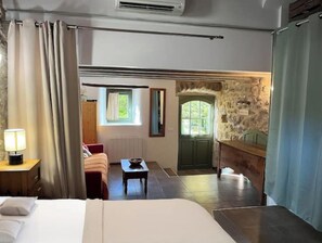 2 habitaciones, tabla de planchar con plancha, wifi y ropa de cama 