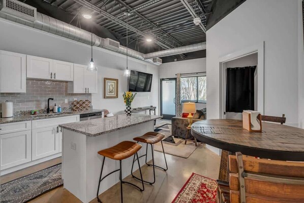 Fridge, microwave, oven, stovetop - Chic New Condo Near DT Nashville (Nashville)