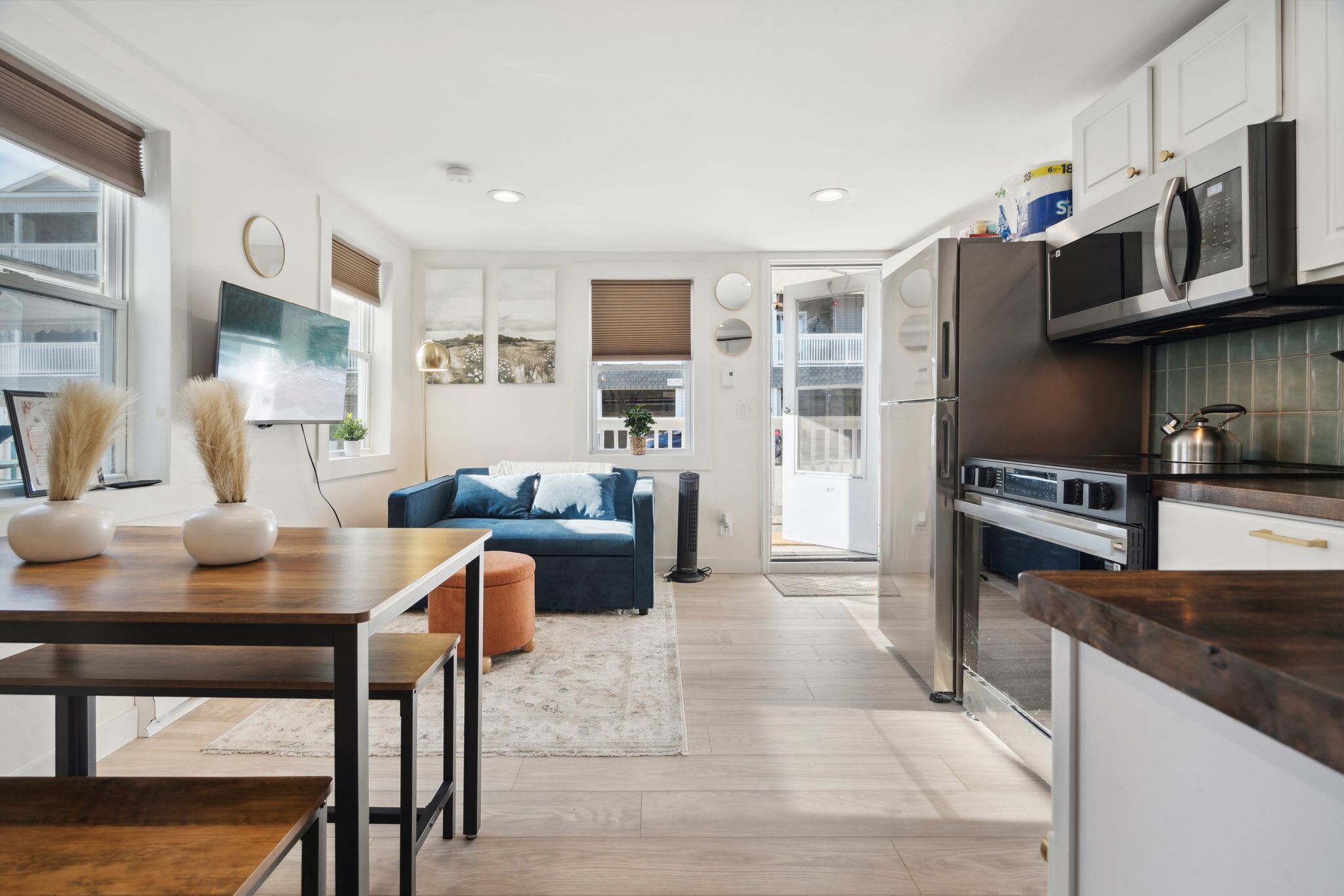 Réfrigérateur, four à micro-ondes, un four, surface de cuisson