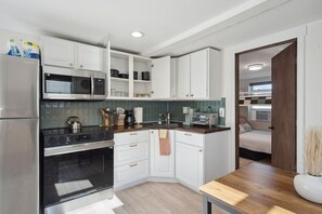 冰箱、微波炉、烤箱、炉灶