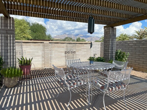 Outdoor dining - 3-bedroom building in enjoyable Tucson with AC, WiFi (Tucson)