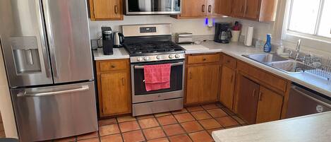 Frigorífico, microondas, horno y placa de cocina