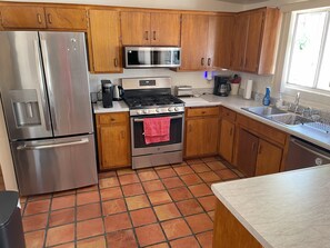 Fridge, microwave, oven, stovetop - 3-bedroom building in enjoyable Tucson with AC, WiFi (Tucson)
