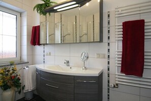 Dusche, Haartrockner, Handtücher