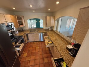 Micro-ondes, four, plaque de cuisson, lave-vaisselle