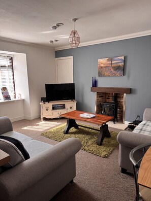TV, books - Seaforth cottage - Dog friendly (Highland Council)