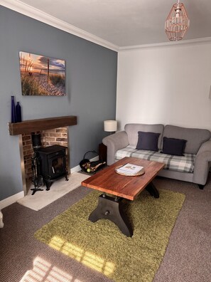 TV, books - Seaforth cottage - Dog friendly (Highland Council)