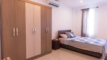 4 bedrooms, iron/ironing board, WiFi, bed sheets