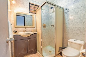 Dusche, Haartrockner, Handtücher, Seife