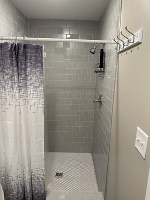 Douche, serviettes fournies, papier toilette