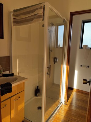 Towels, soap, toilet paper - Privacy and nature, this cottage has all you need for a relaxing time. (Dunedin)