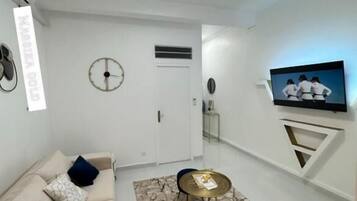 Appartement Deluxe, cuisine, vue ville (MASSIKA) | Coin séjour | TV connectée de 50 pouces avec chaînes par satellite