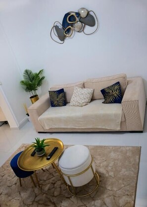 Appartement Deluxe, cuisine, vue ville (MASSIKA) | Oppholdsområde | En 50-tommers smart-TV med Parabol-TV