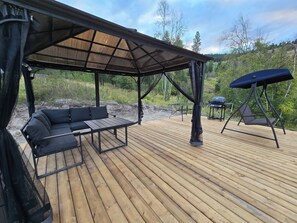 Outdoor dining - The Emerald Dome (Kaleden)