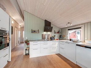 Kylskåp, mikrovågsugn, ugn och diskmaskin