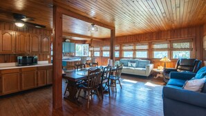 Un interior de madera con comedor, cocina y zona de estar.