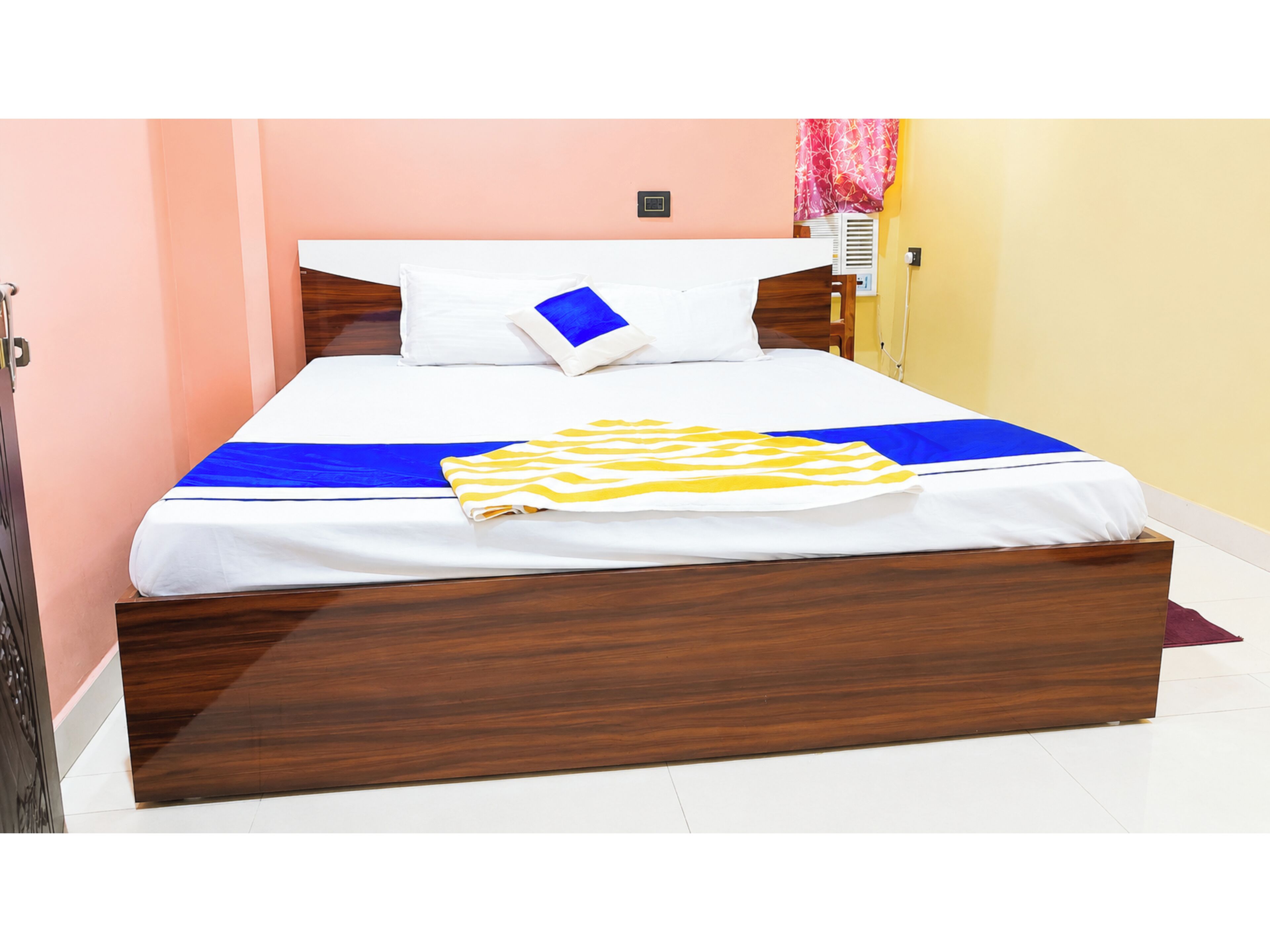 Deluxe Double Room, Air conditioning | Hypo-allergenic bedding, desk, laptop workspace, soundproofing