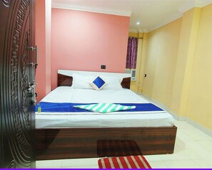 Desk, laptop workspace, soundproofing, bed sheets - Hotel Mahalaxmi Guest House Puri (Puri)