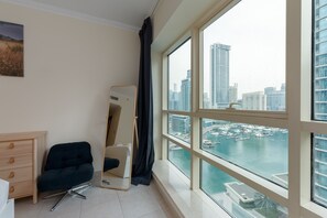 1 bedroom - Chic Dubai Marina 1BR w Pool and Gym (Dubai)