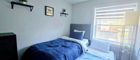 3 habitaciones, tabla de planchar con plancha, wifi y ropa de cama