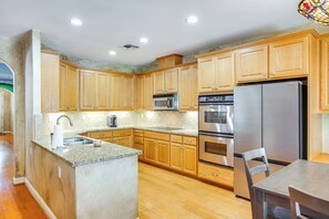 Fridge, microwave, stovetop, dishwasher - Quiet Modesto Retreat w/ Patio Near Mall & Dining (Modesto)