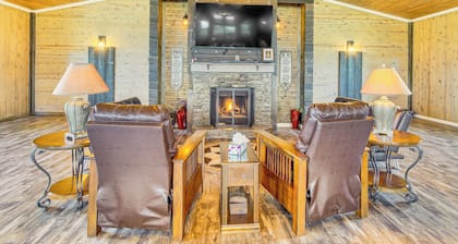 Outdoor Entertainment Area: Fountain Family Home!