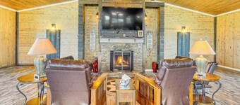 Outdoor Entertainment Area: Fountain Family Home!
