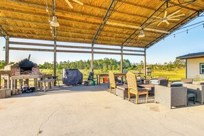 Outdoor dining - Outdoor Entertainment Area: Fountain Family Home! (Fountain)