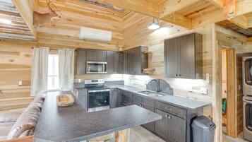 Réfrigérateur, four à micro-ondes, surface de cuisson, cafetière-théière