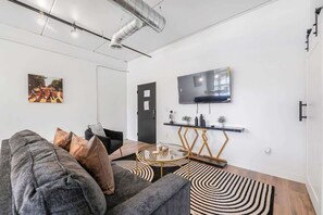 TV - Rooftop w/ hot tubs near downtown TC & Wineries (Traverse City)