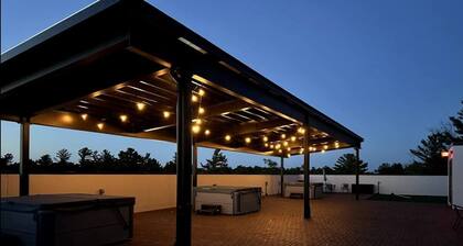Rooftop w/ hot tubs near downtown TC & Wineries