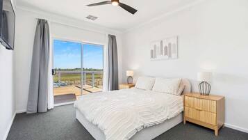 5 bedrooms, WiFi, bed sheets