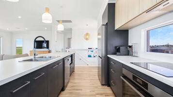 ثلاجة، ميكروويف، فرن، موقد طهي مسطح