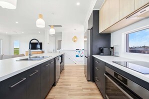 Refrigerador, microondas, horno y parrilla de estufa 