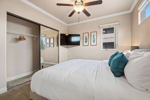 2 bedrooms, desk, iron/ironing board, travel crib - South Reno 2BR | Pool, Gym, Desk & Fast Wi-Fi (Reno)