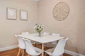 Dining - South Reno 2BR | Pool, Gym, Desk & Fast Wi-Fi (Reno)